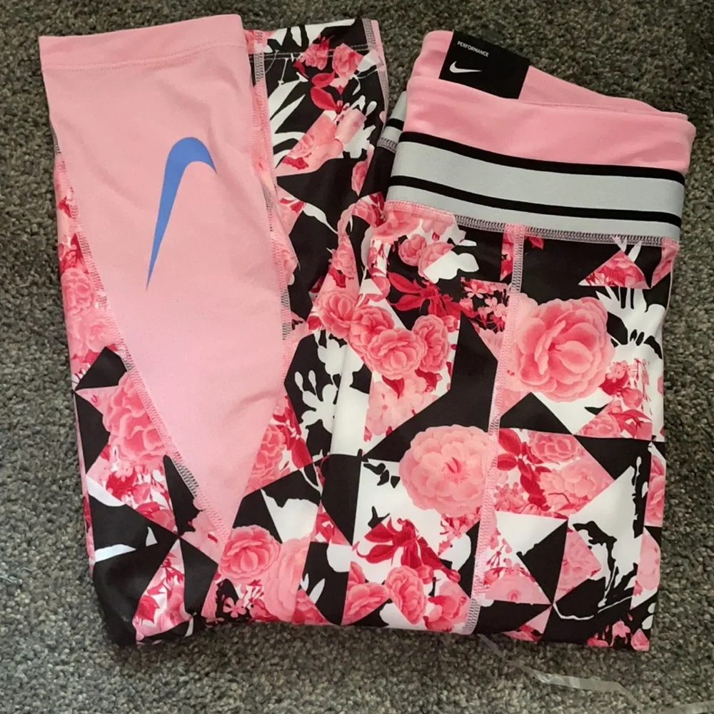 The Nike One Tight Fit Girls Floral Leggings NWT